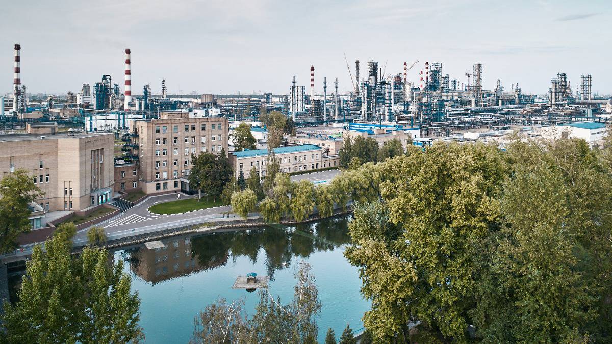 История завода — история города: легендарному столичному предприятию по переработке нефти исполняется 85 лет 