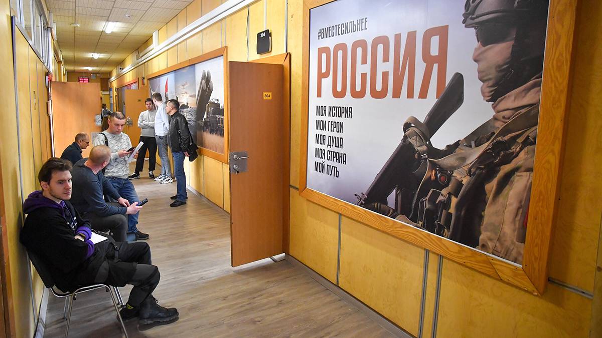 Депутат Госдумы отметил высокий уровень мотивации пришедших на столичный пункт отбора контрактников