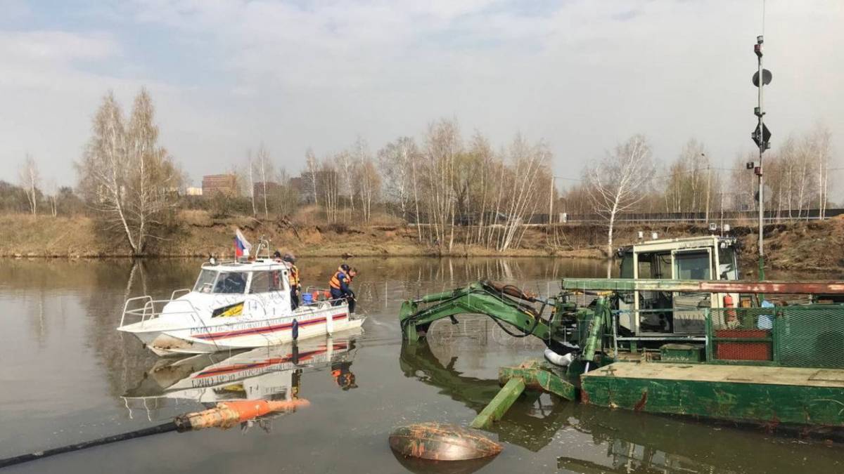 Спасатели ликвидировали нефтяное пятно на Москве-реке