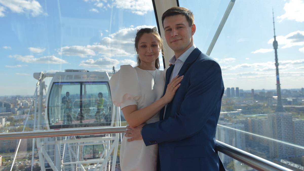 Свадьба на высоте: колесо обозрения «Солнце Москвы» впервые стало местом заключения брака