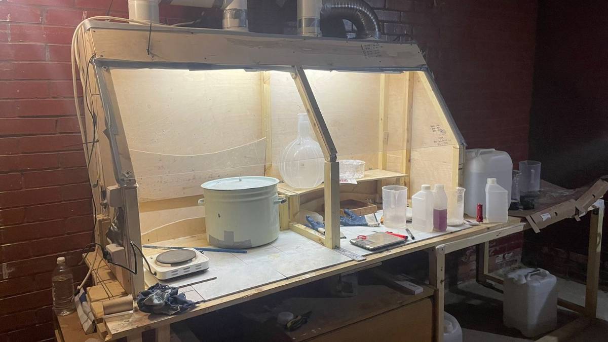 Полицейские ликвидировали лабораторию по производству синтетических наркотиков в Подмосковье