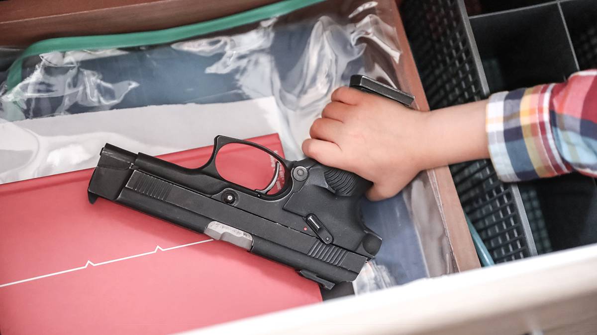 Пистолет, из которого в себя выстрелил ребенок в Подмосковье, находится в розыске