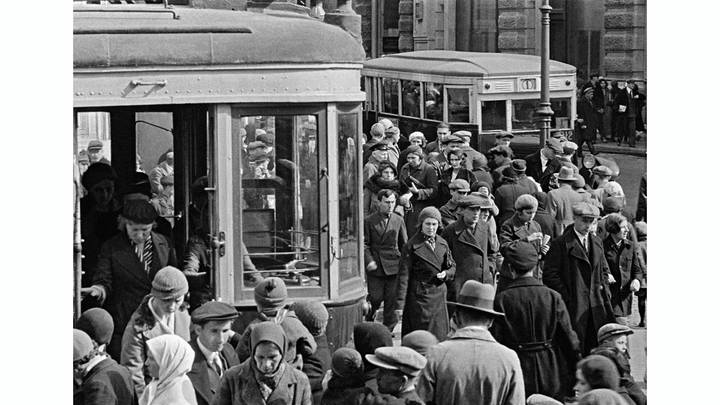 В 1940-е годы часть трамвайных маршрутов были заменены на троллейбусные. В1950-х годах с развитием метрополитена была закрыта часть линий, ведущих к окраинам. Также сошли на нет грузовые перевозки. На фото: Послевоенная Москва, май 1945 года / Фото: РИА Новости 