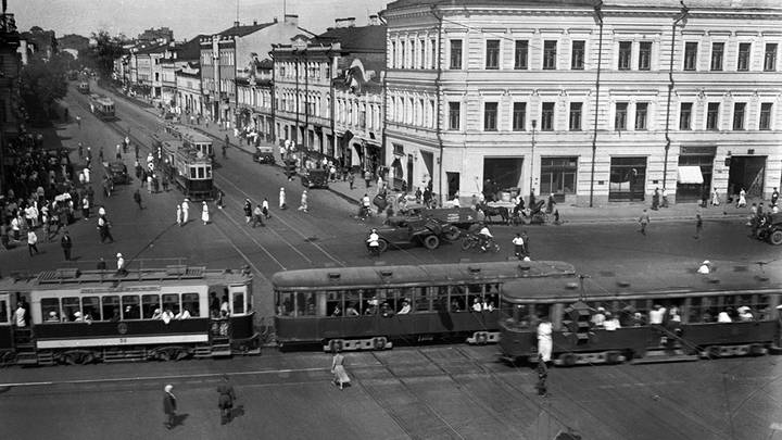 Пик развития трамвайной сети в Москве — начало 1930-х годов. В 1934 году, когда трамвай был доминирующим видом транспорта, достигнут максимум перевозок пассажиров (2,6 млн человек в день при населении города около 4 млн). На фото: 1930-е годы / Фото: Главархив Москвы