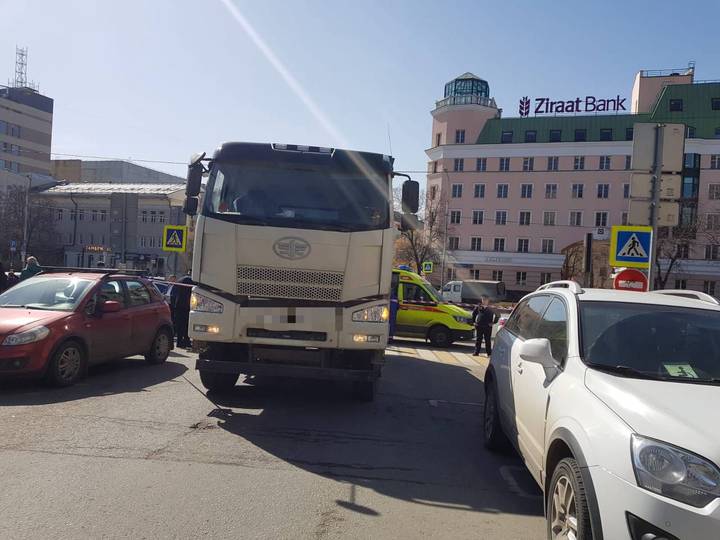 Водитель грузовика насмерть сбил человека в центре Москвы
