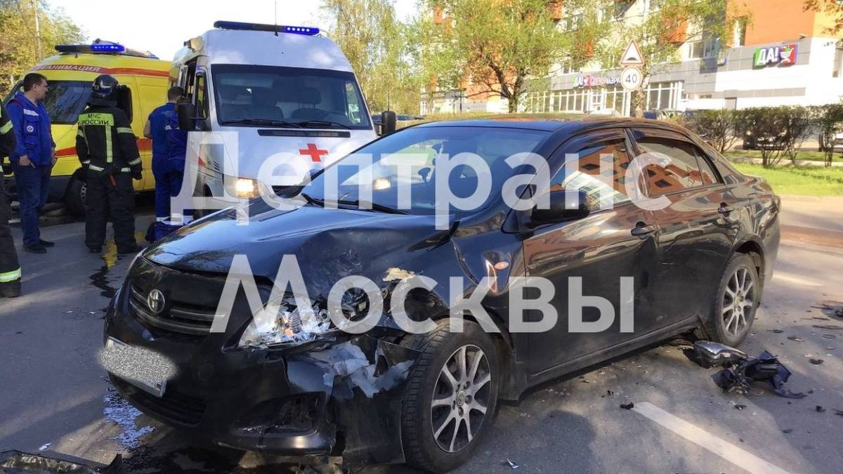 Автомобиль столкнулся с мотоциклом на Кусковской улице в Москве