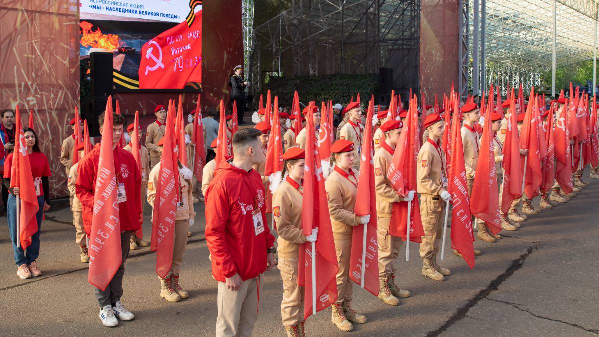 Юнармейцам из всех регионов РФ вручили копии Знамени Победы