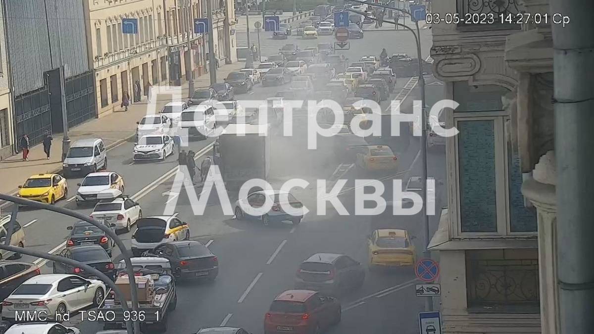 Автомобиль загорелся на проспекте Мира в центре Москвы