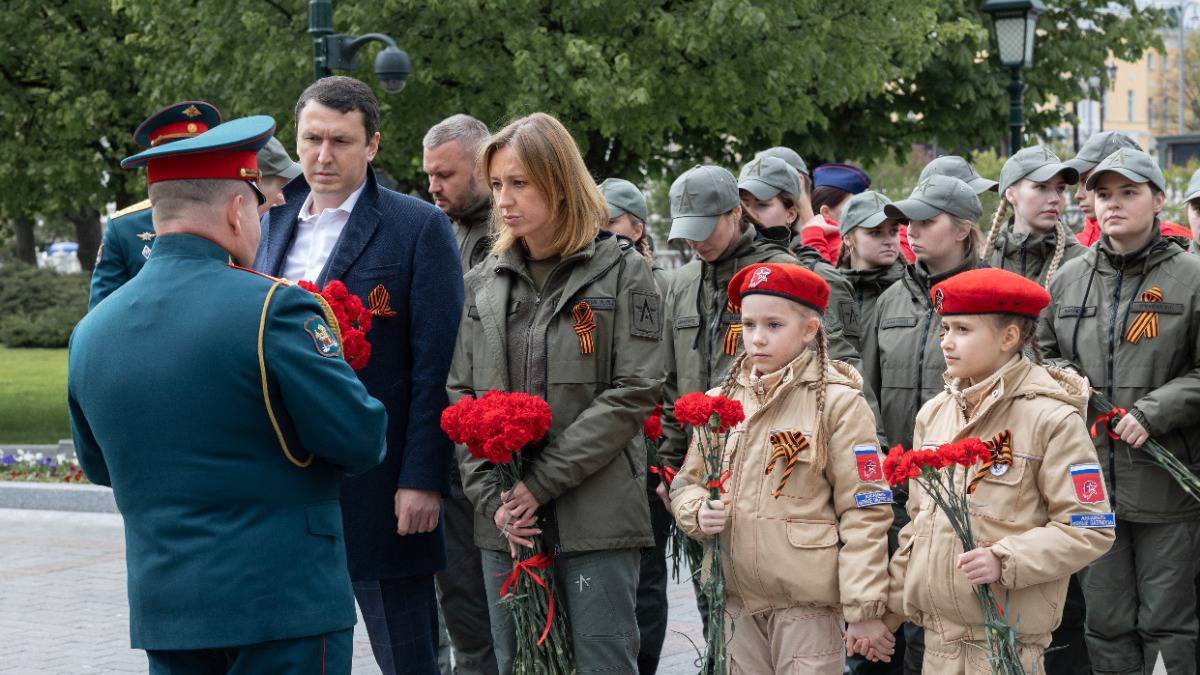 Сотрудники центра «Авангарда» и юнармейцы возложили цветы и венок к Могиле Неизвестного Солдата