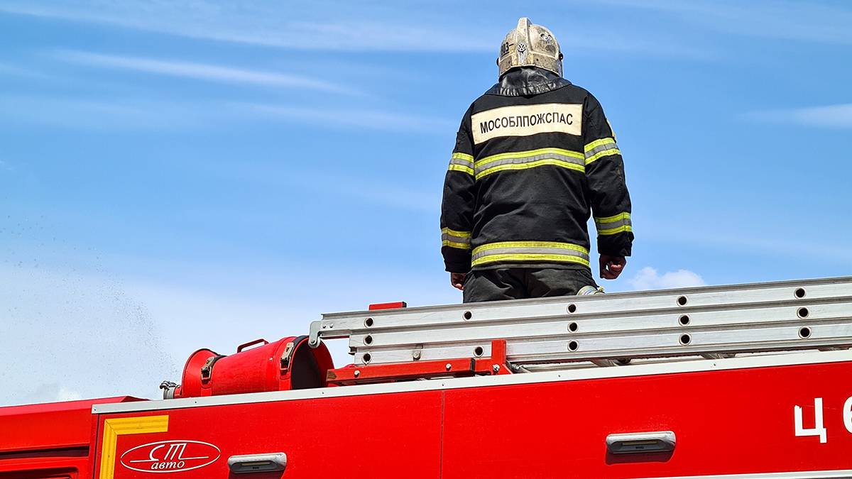 Пожарные ликвидировали открытое горение на складе в подмосковном Ногинске
