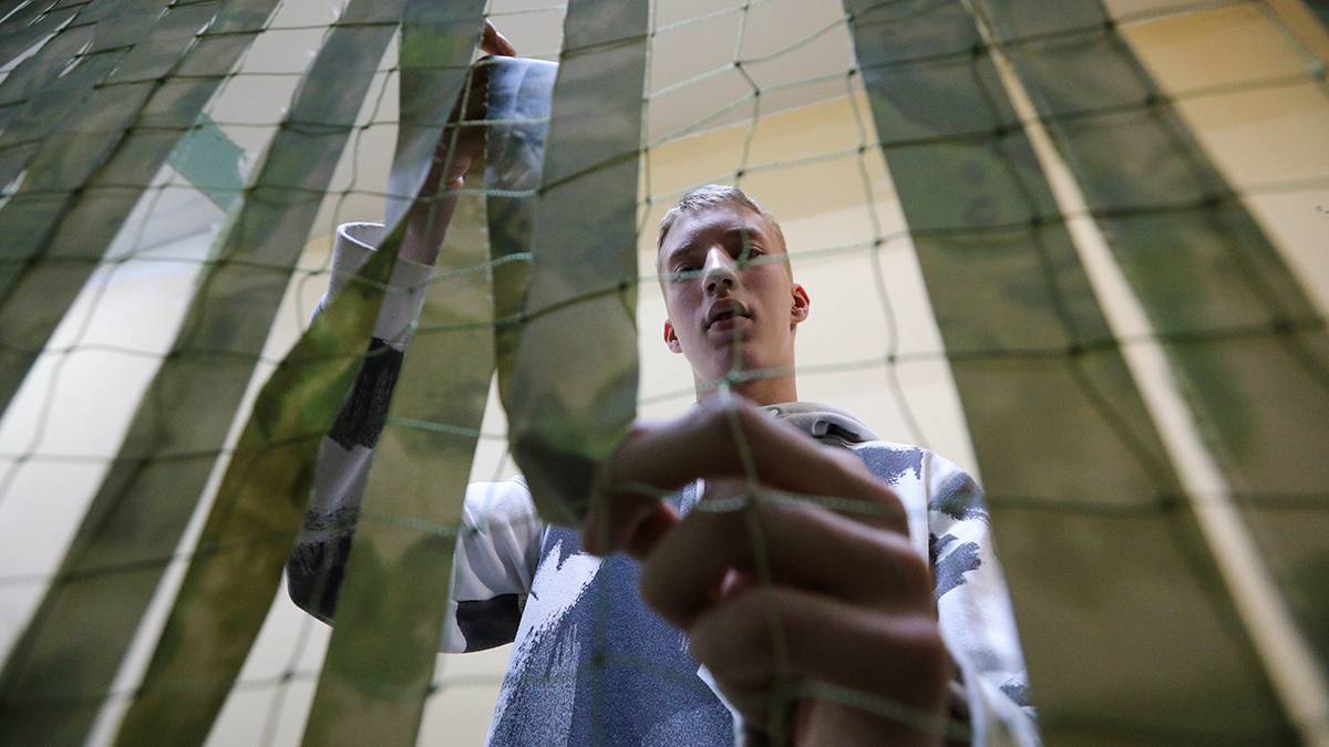  Волонтерская помощь: Осужденные плетут маскировочные сети для военнослужащих