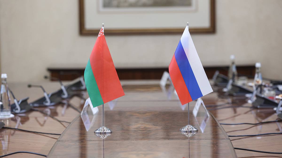 Лукашенко обсудил с Путиным идею внедрения единой валюты