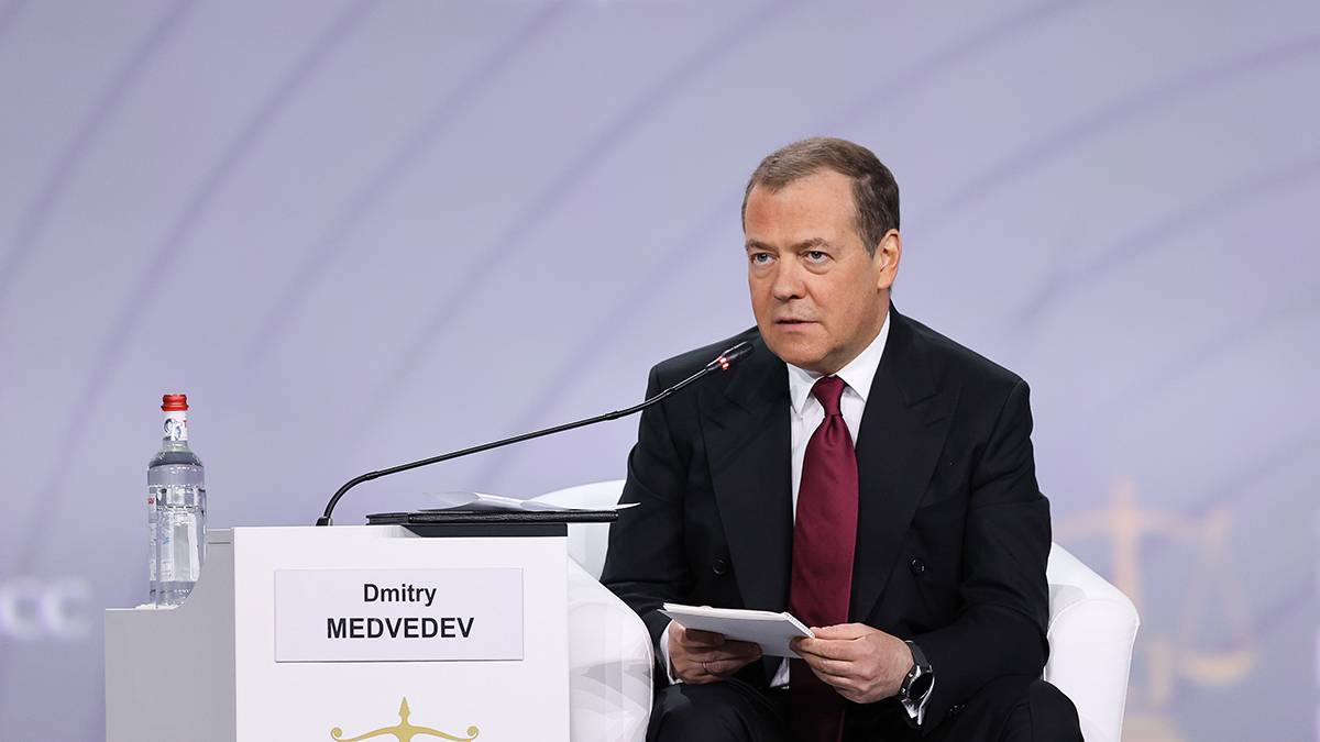 «Убить их всех»: Медведев пообещал наказать всех причастных к теракту в «Крокусе»