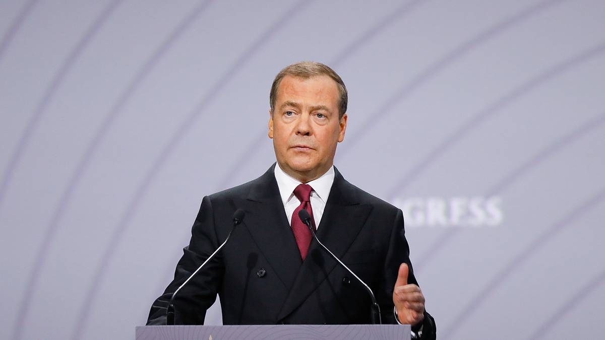 Медведев: На службу по контракту с начала года принято более 450 тысяч человек