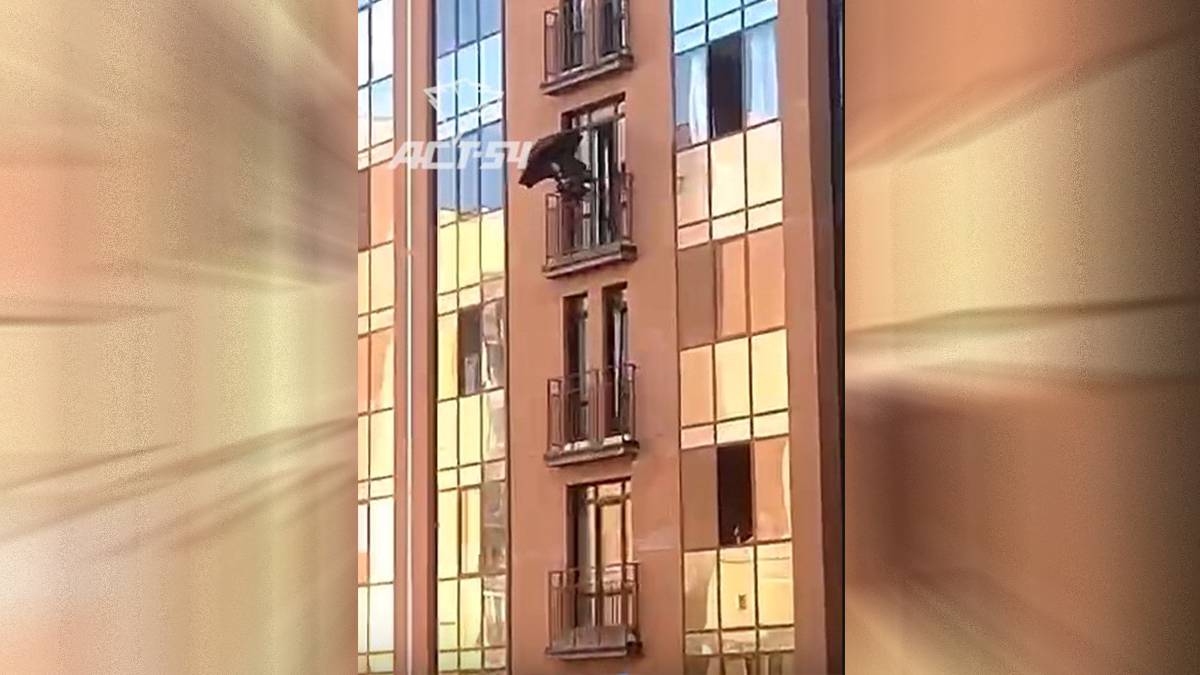 Пьяный мужчина с зонтиком упал с восьмого этажа в Новосибирске и выжил 