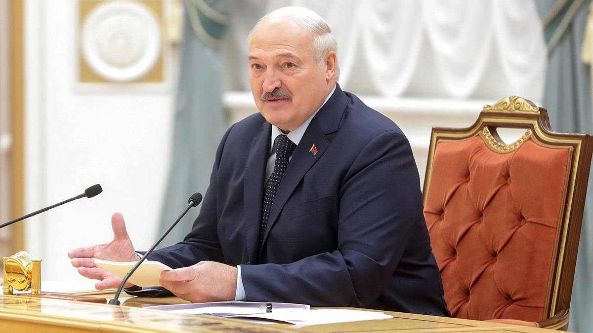 «Ходил — вроде ничего»: Лукашенко рассказал о полученной травме от колки дров