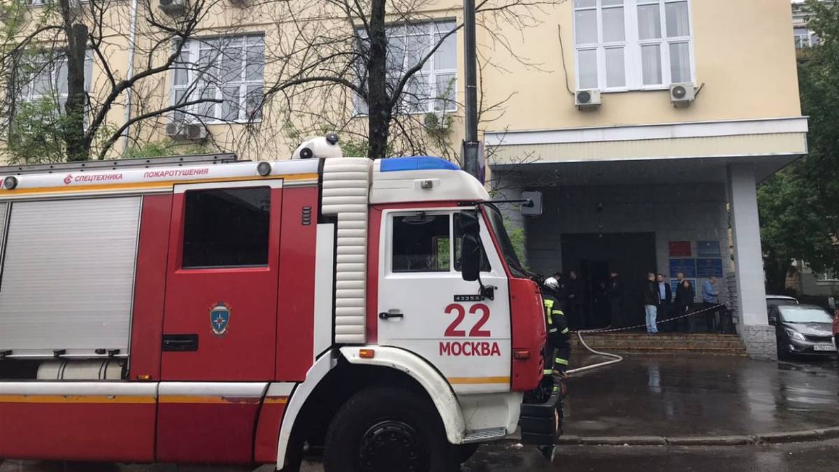 Появились фотографии с места пожара в здании с военкоматом в Сокольниках