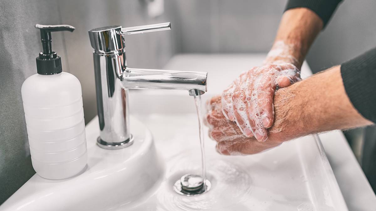 Врач Неронов объяснил важность мытья рук