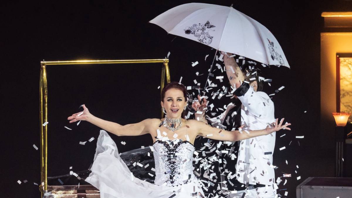Каждую секунду новое платье: российские фокусники–иллюзионисты установили мировой рекорд