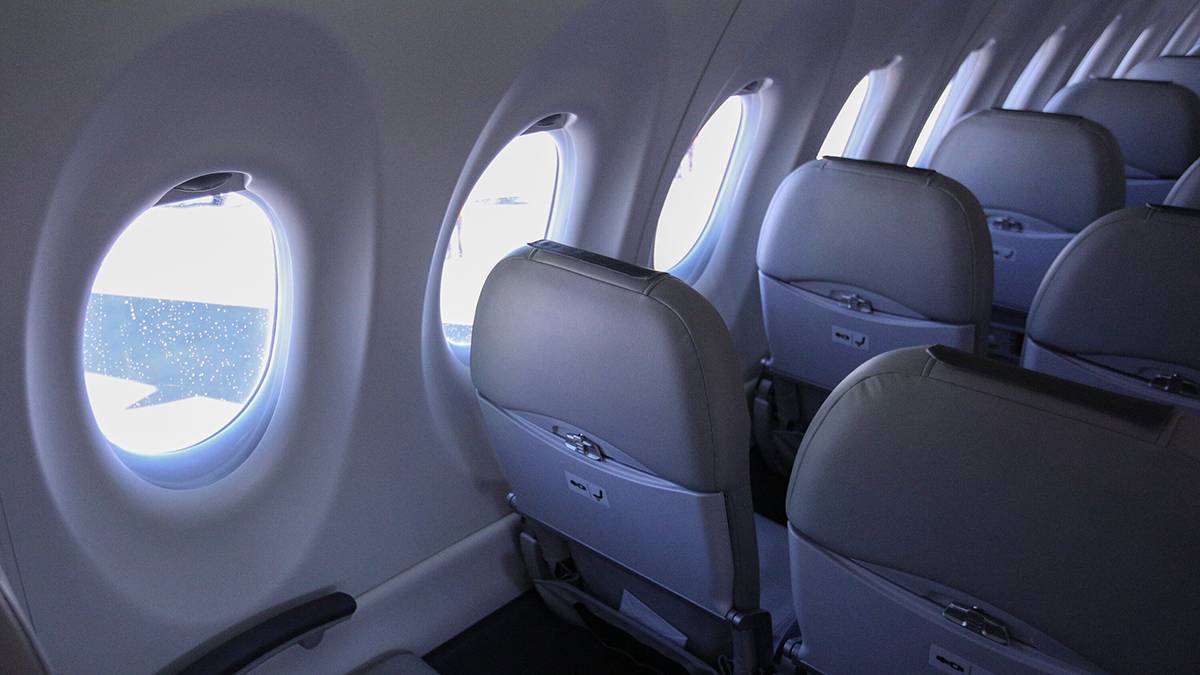 Диетологи рассказали, какая еда в самолете поможет избежать вздутия живота