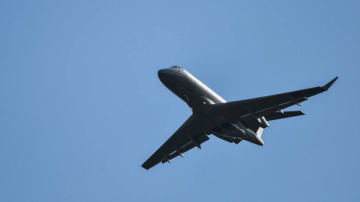 Пилоты самолета Москва-Волгоград заметили серебристый шар в небе во время полета