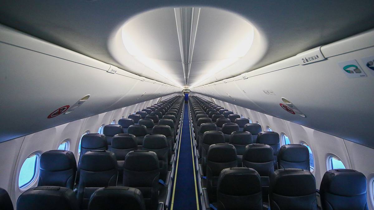 Лобовое стекло треснуло на борту самолета во время полета российской авиакомпании