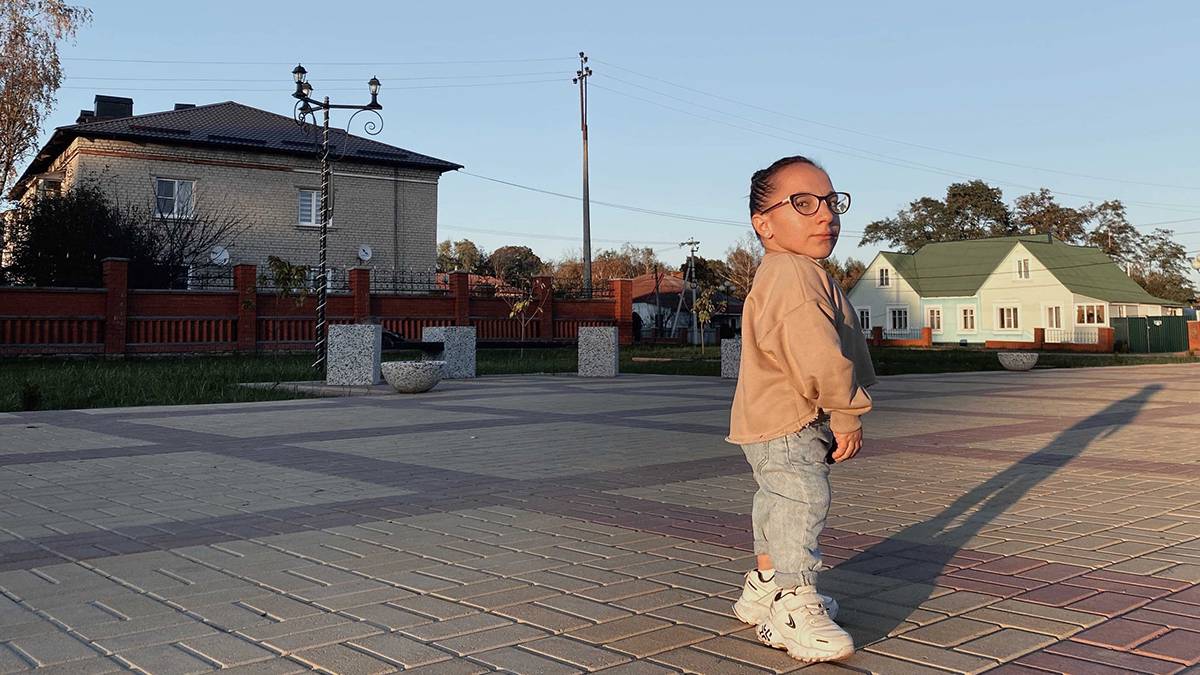 Самая маленькая девушка в России окончила школу в Курской области