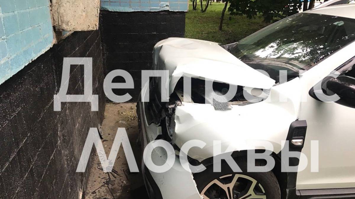 Автомобиль врезался в жилой дом в районе Кунцево