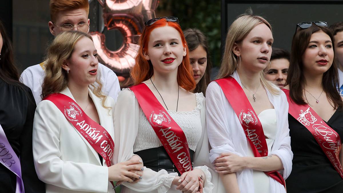 Собянин поздравил выпускников московских школ с праздником последнего звонка