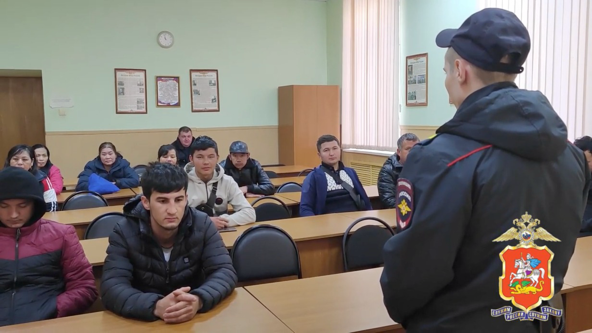Полицейские задержали 13 нелегальных мигрантов на плантации в Подмосковье