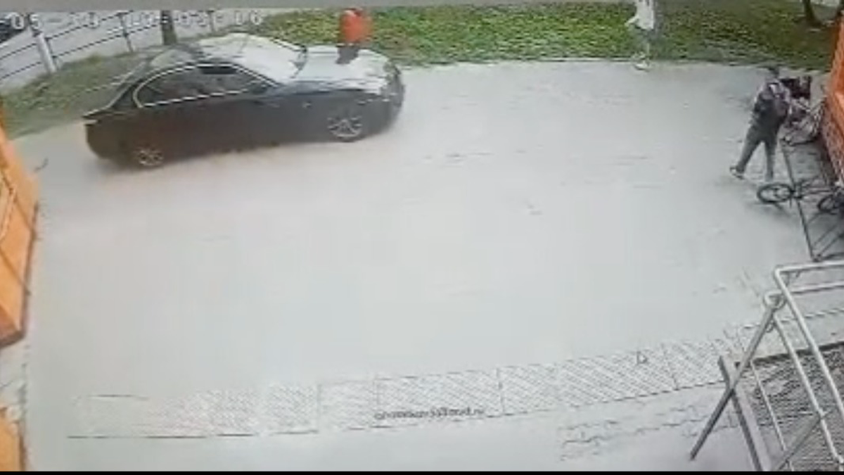 Водитель иномарки сбил несколько человек на тротуаре в Мытищах. Видео