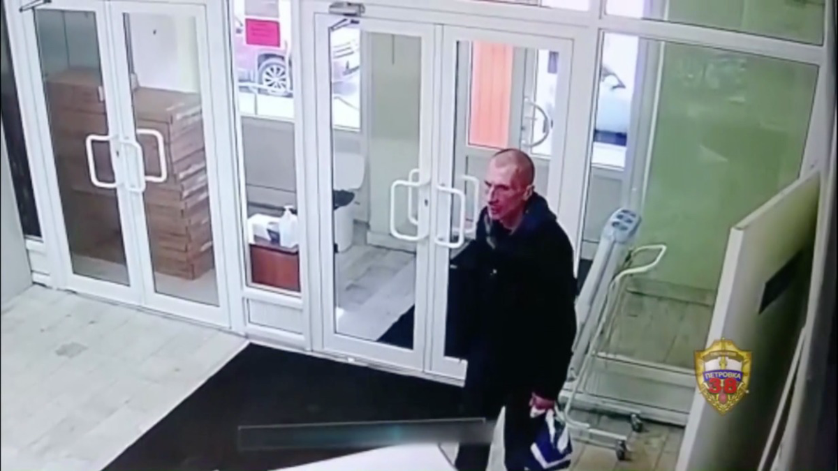 Мужчина украл телефон у охранника поликлиники в центре Москвы