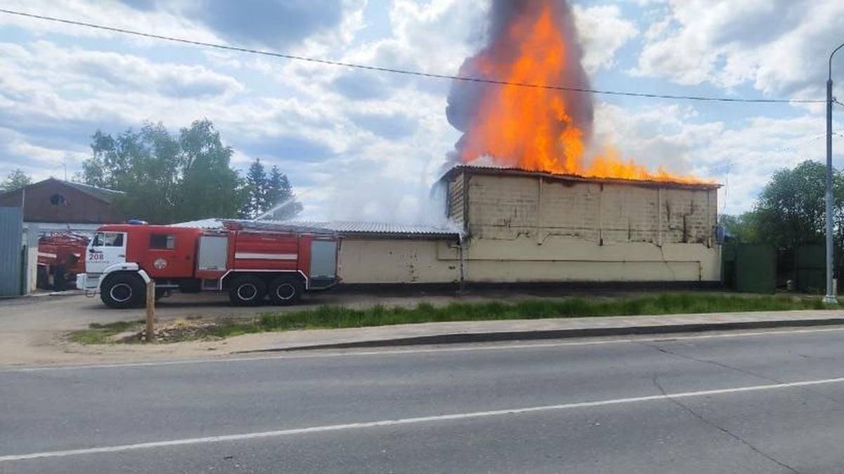 Появилось видео пожара на складе спиртового завода в подмосковном селе Осташово