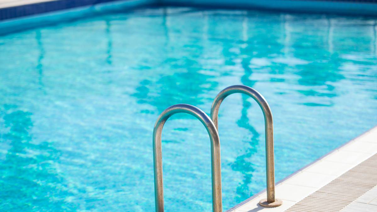 Восьмилетнюю девочку засосало в трубу бассейна в американском отеле