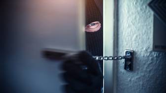 Трое мужчин вскрыли квартиру москвички и украли один миллион рублей