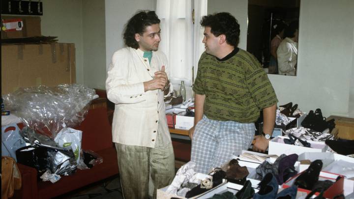 Во время подбора обуви для демонстрации моделей одежды, 1992 год / Фото: РИА Новости 