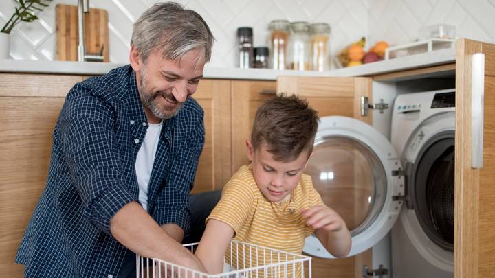 Психолог Мыльникова назвала пять способов привить ребенку трудолюбие 