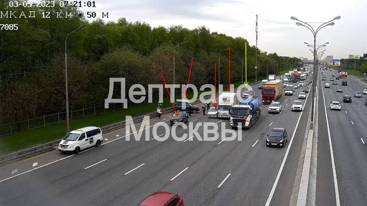 Несколько автомобилей столкнулись на 12-м километре МКАД