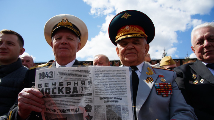 Участники парада Победы генерал Владимир Захаров (слева) и адмирал Вячеслав Печугин со спецвыпуском «Вечерней Москвы» за 1943 год, который раздали всем участникам праздника