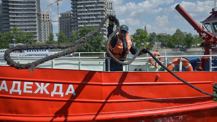 Демонстрация работы пожарного корабля «Надежда» в акватории Москвы-реки / Фото: Наталья Феоктистова / Вечерняя Москва