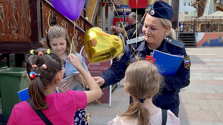 Взыскивают алименты и помогают наладить отношения: как судебные приставы защищают права детей