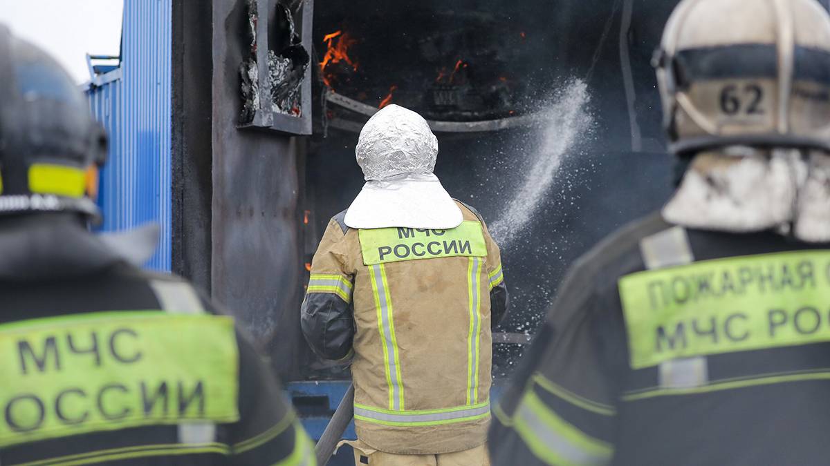 При падении обломков сбитого дрона в Смоленской области загорелся объект ТЭК