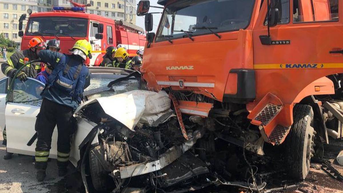 Двух человек зажало в машине после столкновения с КамАЗом на юго-западе Москвы