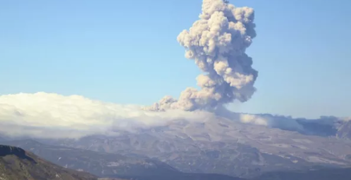 Вулкан Эбеко на Курилах выбросил пепел на высоту три километра
