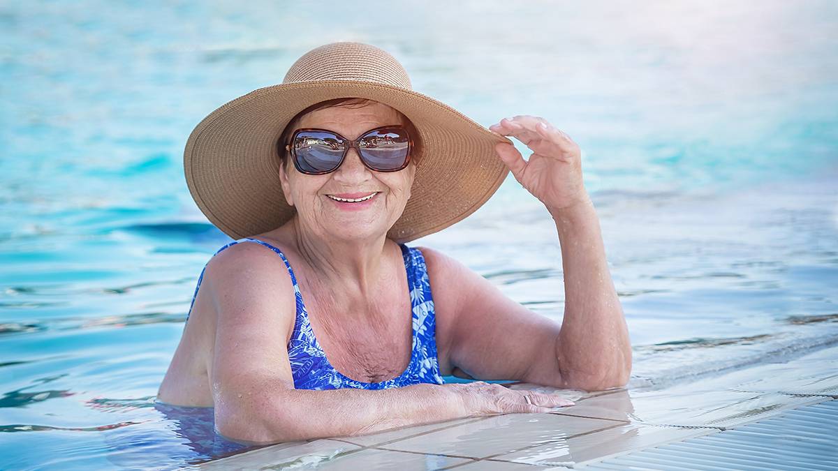 Подчеркивают красоту и скрывают недостатки: пять лучших моделей купальников для женщин в возрасте 50+