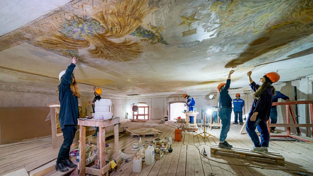 Восстановление потолочной живописи в павильоне №15 на ВДНХ подходит к концу