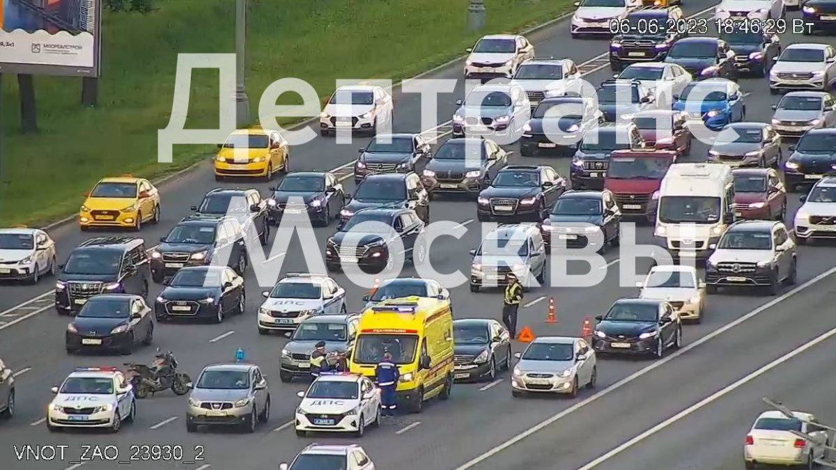 ДТП с участием автомобиля и мотоцикла произошло на Кутузовском проспекте 