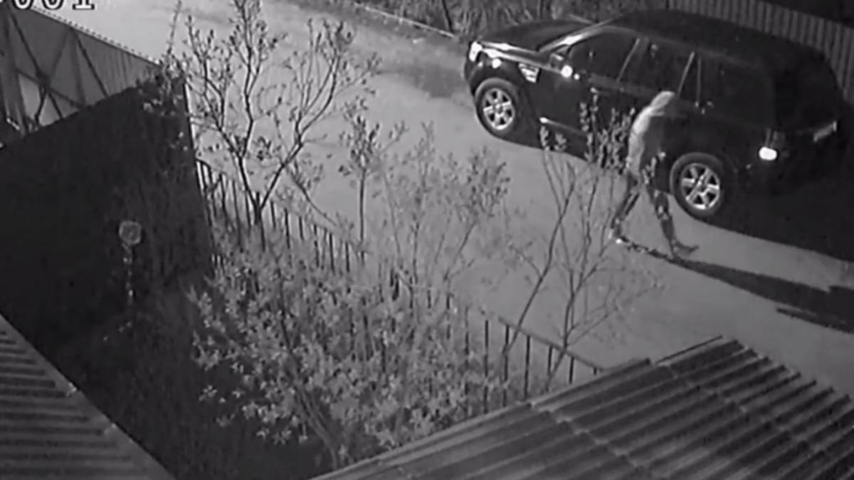 Житель Подольска поссорился с мамой и поджег автомобиль соседа. Видео