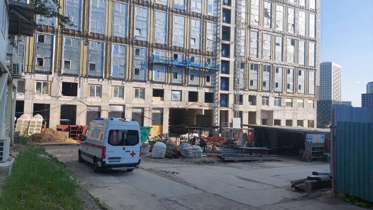 Рабочий умер после падения в шахту лифта на западе Москвы