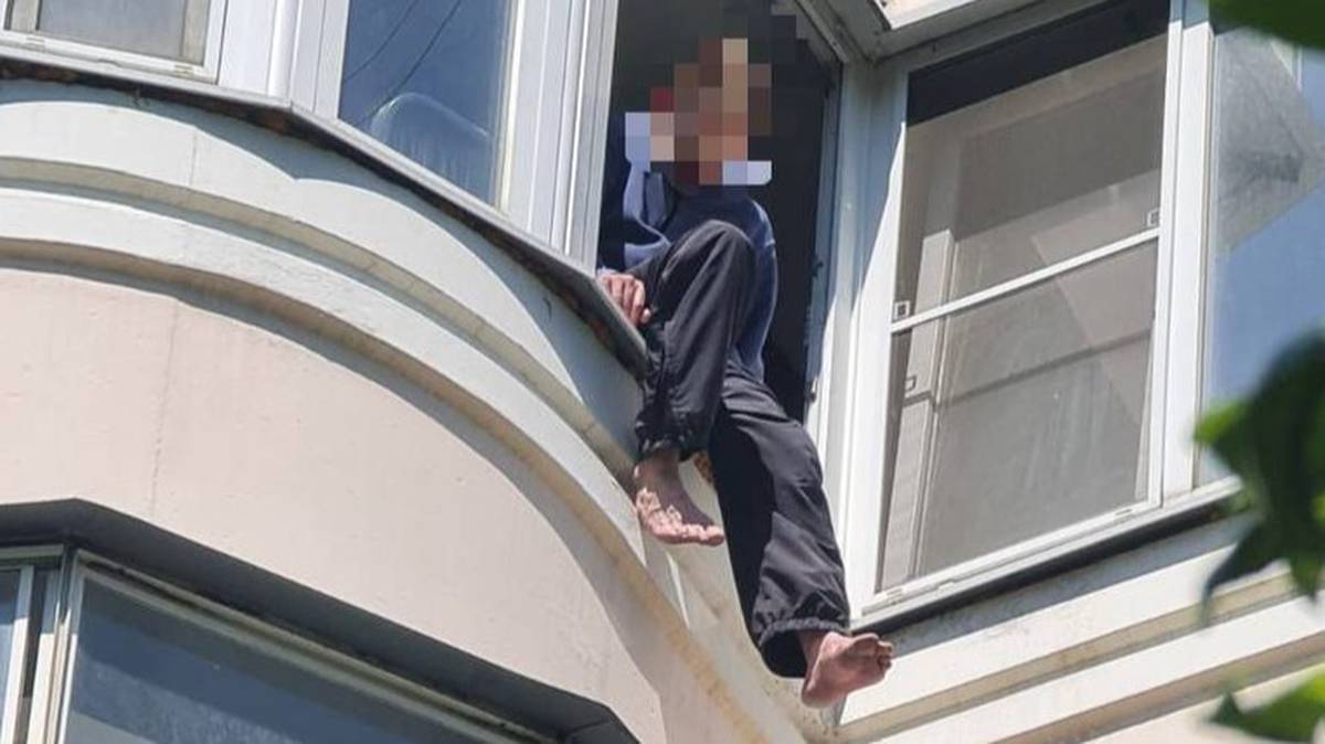 Нападение дочь. Мама на балконе. Женщина выпала с балкона Москва.